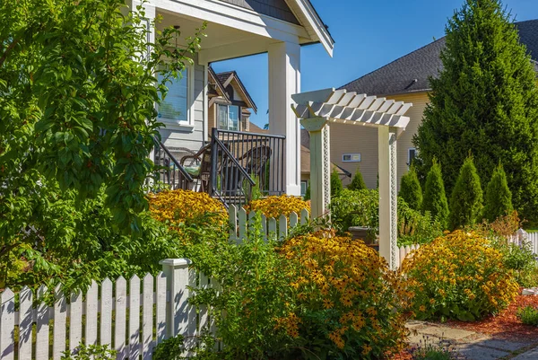 형형색색의 아름다운 정원을 통과하는 집으로 들어가는 화분에 화초와 입구로 이어진다 — 스톡 사진