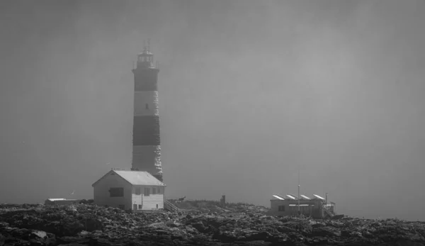 Beautiful Lighthouse Top Rocky Mountain Sea Foggy Morning Black White — Foto de Stock