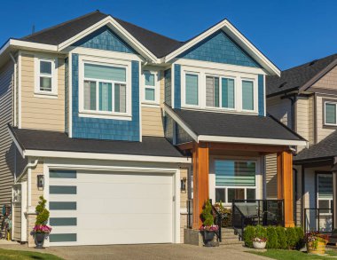 Vancouver, Kanada 'daki lüks modern ev. Güneşli bir yaz gününde verandası olan büyük lüks bir ev. Seçici odaklanma, kimse.