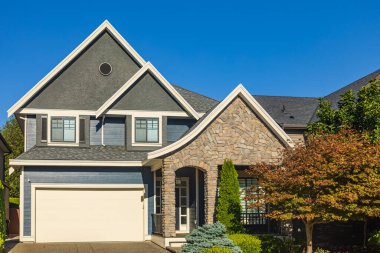 Vancouver, Kanada 'daki lüks modern ev. Güneşli bir yaz gününde verandası olan büyük lüks bir ev. Seçici odaklanma, kimse.