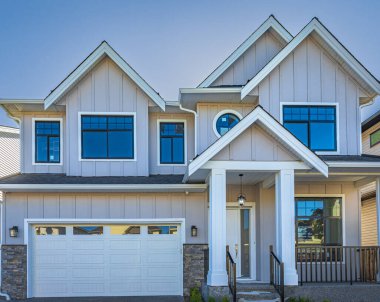 Vancouver, Kanada 'daki lüks modern ev. Güneşli bir yaz gününde verandası olan büyük lüks bir ev. Seçici odaklanma, kimse.