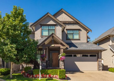 Vancouver, Kanada 'daki lüks modern ev. Güneşli bir yaz gününde verandası olan büyük lüks bir ev. Seçici odaklanma, kimse.