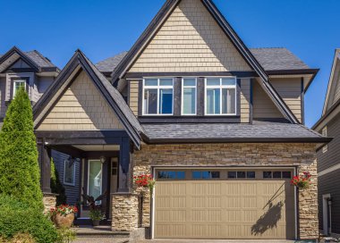 Vancouver, Kanada 'daki lüks modern ev. Güneşli bir yaz gününde verandası olan büyük lüks bir ev. Seçici odaklanma, kimse.