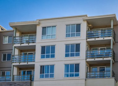 BC, Kanada 'da güneşli bir günde yepyeni bir apartman. Kanada modern konut mimarisi. Hiç kimse, sokak fotoğrafı.