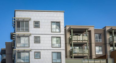 BC, Kanada 'da güneşli bir günde yepyeni bir apartman. Kanada modern konut mimarisi. Hiç kimse, sokak fotoğrafı.