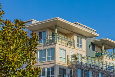 BC, Kanada 'da güneşli bir günde yepyeni bir apartman. Kanada modern konut mimarisi. Hiç kimse, sokak fotoğrafı.