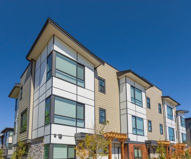 BC, Kanada 'da güneşli bir günde yepyeni bir apartman. Kanada modern konut mimarisi. Hiç kimse, sokak fotoğrafı.
