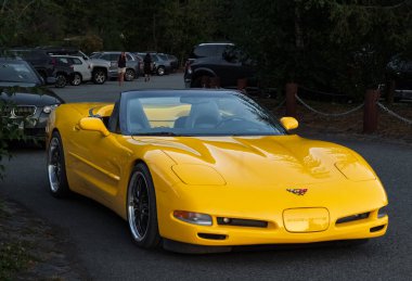 Sarı Chevrolet Corvette C5. Amerikan güçlü otomobil Chevrolet C5 Corvette stili 1997-2004 yılları arasında Kanada-18 Ağustos 2022 yılları arasında kullanılmıştır. Seyahat fotoğrafı, seçici odak, sokak manzarası
