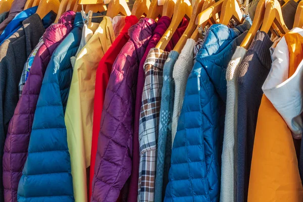 Fila Abrigos Otoño Colgando Estante Compras Tienda Tela Tienda Ropa —  Fotos de Stock