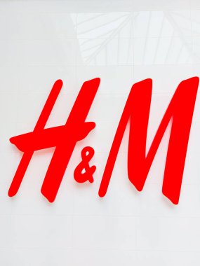 H ve M işaretini yakından çek. H & M Hennes & Mauritz AB, İsveçli çok uluslu giyim perakende şirketidir. Mobil fotoğraf, hiç kimse, seçici odak noktası 12 Eylül 2022-Vancouver BC Kanada