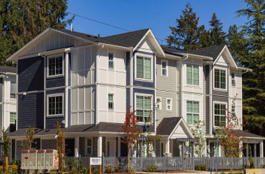 BC, Kanada 'da güneşli bir günde yepyeni bir apartman. Kanada modern konut mimarisi. Hiç kimse, sokak fotoğrafı - 7 Eylül 2022-Vancouver BC Kanada