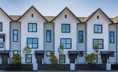 BC, Kanada 'da güneşli bir günde yepyeni bir apartman. Kanada modern konut mimarisi. Hiç kimse, sokak fotoğrafı.