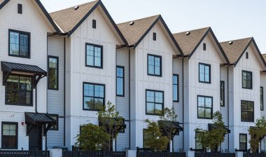 BC, Kanada 'da güneşli bir günde yepyeni bir apartman. Kanada modern konut mimarisi. Hiç kimse, sokak fotoğrafı.