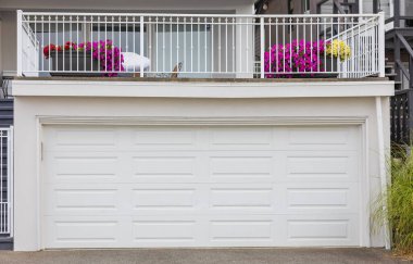 Lüks bir evin garaj kapısı. Vancouver, Kanada 'da garaj kapısı. Sokak fotoğrafı, hiç kimse, seçici odak