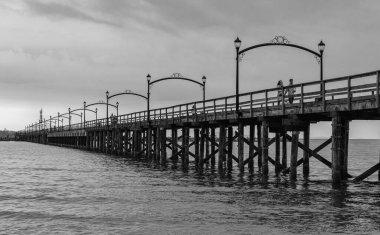 Ak Kaya, BC, Kanada 'daki ahşap iskele çapraz olarak görüntüye yayılıyor. Beyaz Kaya İskelesi Bulutlu bir günde, BC, Kanada. Seyahat fotoğrafı, metin için kopyalama alanı, seçici odak - 15 Eylül 2022