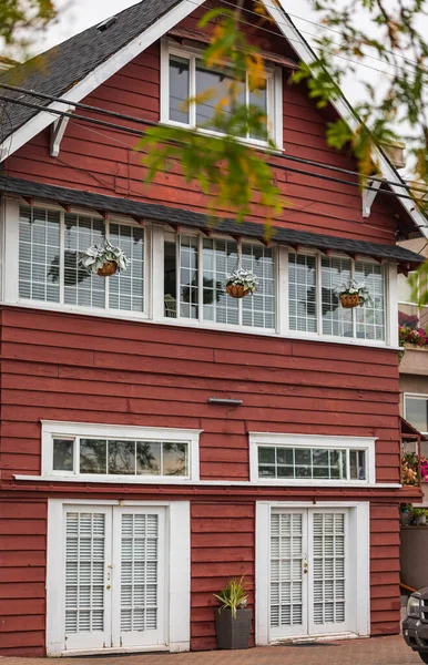캐나다의 시골에 나무로 집입니다 형형색색의 선택적 — 스톡 사진
