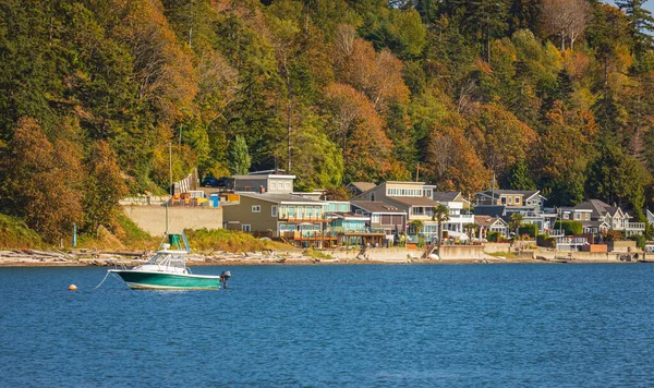ブリティッシュコロンビア州の秋の葉に囲まれた海沿いのカラフルな家 秋のカナダの風景の中に旅行先 海のそばの町 誰も旅行写真 — ストック写真