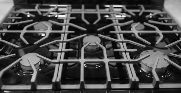 用铸铁烤架在不锈钢上烤厨房表面 从上面看锅炉灶厨房用具金属燃烧器燃气厨房电热厨房用具不锈钢炉灶 没有人 — 图库照片