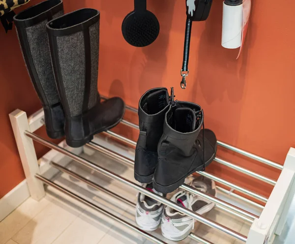 Ein Paar Paar Schuhe Auf Einem Regal Hausflur Für Die — Stockfoto