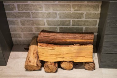 Şömine. Yakacak odun yangına hazır. Sağlam yakıt ve ısıtma konsepti. Hiç kimse, seçici odaklanma