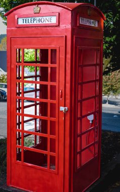 Klasik İngiliz kırmızı telefon kulübesi şehir caddesinde. Geleneksel kırmızı İngiliz telefon kulübesi. Tarihi mimari. Hiç kimse, seyahat fotoğrafı, seçici odak
