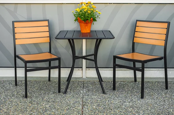 Mesa Livre Duas Cadeiras Perto Parede Café Flores Mesa Cadeiras — Fotografia de Stock
