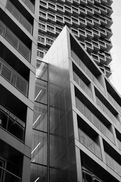 现代建筑的抽象碎片 混凝土墙壁和玻璃阳台 建筑细节墙体图案几何抽象 没有人 街头照片 有选择的焦点 — 图库照片