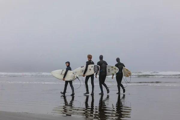 Skupina Surfařů Prkny Mlhavého Úsvitu Surfaři Neoprénech Pláži Tofino Canada — Stock fotografie