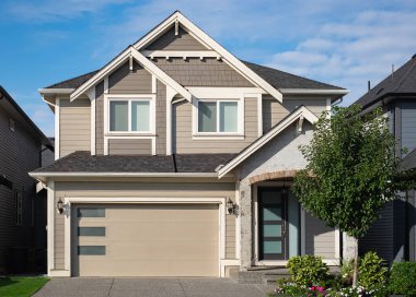 Vancouver, Kanada 'daki lüks modern ev. Güneşli bir yaz gününde verandası olan büyük lüks bir ev. Seçici odak, hiç kimse, sokak fotoğrafı.