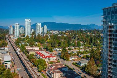 Coquitlam 'ın ufuk çizgisi ve apartman binalarının havadan görünüşü. Büyük Vancouver, British Columbia, Kanada 'da çekilmiş. Seyahat fotoğrafı, hiç kimse-1 Ekim 2022