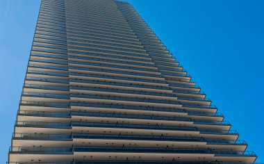 Vancouver BC 'deki yeni yüksek katlı apartman kompleksi. Yeni modern konut binalarının alt manzarası. Modern şehirde alçak açılı gökdelenler. Hiç kimse, sokak fotoğrafı.