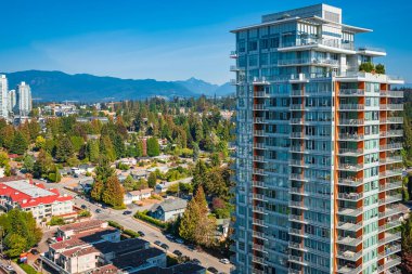 Coquitlam 'ın ufuk çizgisi ve apartman binalarının havadan görünüşü. Büyük Vancouver, British Columbia, Kanada 'da çekilmiş. Seyahat fotoğrafı, hiç kimse-1 Ekim 2022