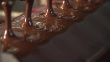Şeker fabrikası. Çikolata üretimi için bir şeker fabrikasına çikolata döküyorum. Çikolata Fabrikası. Şeker üretimi