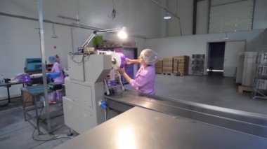 KYIV, UKRAINE - 23 Nisan 2021: Bir çikolata fabrikasında şeker üretimi ve ambalajı için hat. Şeker üretimi. Şeker fabrikası - editör görüntüleri 