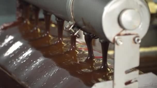 Cukorgyár Csokoládé Öntés Egy Cukorgyárban Csokoládé Előállításához Csokoládégyár Cukorgyártás — Stock videók