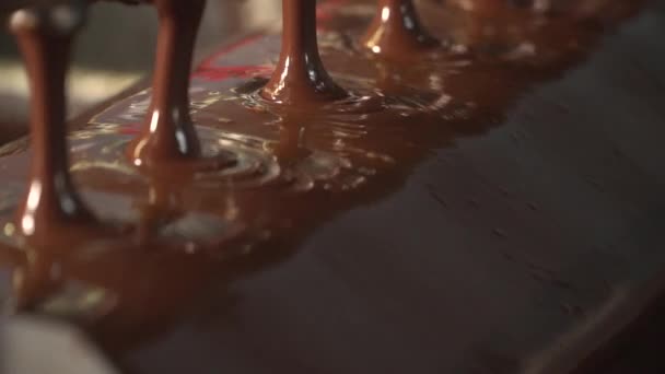 Εργοστάσιο Γλυκών Ρίχνει Σοκολάτα Ένα Εργοστάσιο Γλυκών Για Την Παραγωγή — Αρχείο Βίντεο