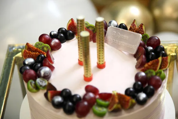 有装饰品的生日蛋糕带有水果的节日蛋糕和乌克兰语 生日快乐 的题词 — 图库照片