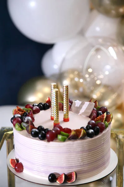 Tarta Cumpleaños Con Decoraciones Pastel Festivo Con Fruta Una Inscripción —  Fotos de Stock