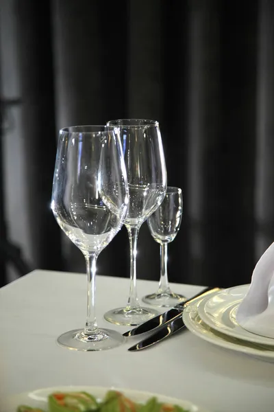 Τραπέζι Στο Εστιατόριο Ποτήρια Κρασιού Σερβίρονται Για Ένα Εορταστικό Δείπνο — Φωτογραφία Αρχείου