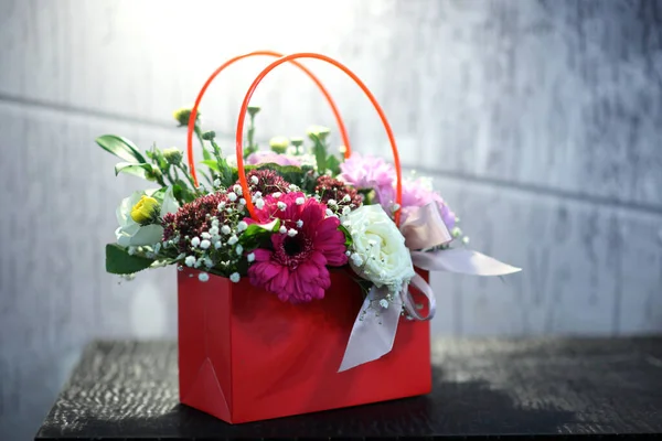 Presente Aniversário Uma Caixa Vermelha Decorada Com Flores Presente Aniversário — Fotografia de Stock