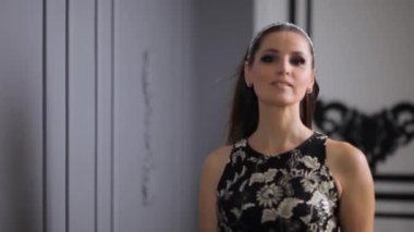 Siyah elbiseli güzel bir kadın pencerenin yanındaki aynada kendine hayran. Siyah elbiseli kadın. Siyahlı kadın stüdyodaki fotoğrafçıya poz veriyor.. 