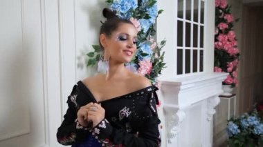 Siyah elbiseli kadın. Siyahlı kadın stüdyodaki fotoğrafçıya poz veriyor. Seçili odak içinde. Yakın plan..
