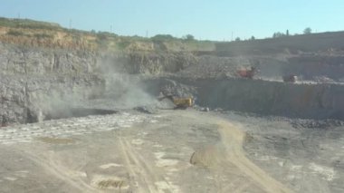 Granit ocağı. Granit özütü. Benimkini aç. Taş ocağı - Hava görüntüsü.