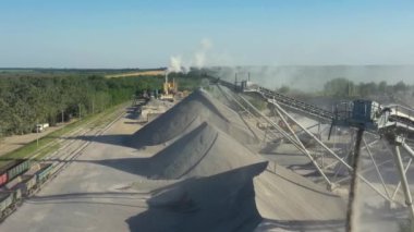 Granit ocağı. Granit özütü. Benimkini aç. Taş ocağı - Hava görüntüsü