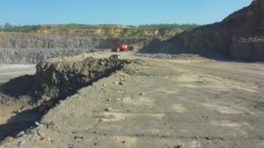 Granit ocağı. Granit özütü. Benimkini aç. Taş ocağı - Hava görüntüsü