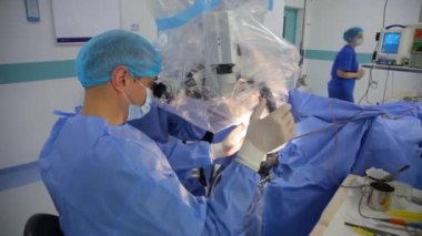 KYIV, UKRAINE - 25 Mayıs 2022: Nörocerrah ventrikül-peritoneal shunting yapar. Şant tıbbi kondüktörü. Ventrikül-periton ameliyatı. Şant rehberi ile yan yana. Editör görüntüsü.