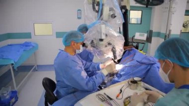 KYIV, UKRAINE - 25 Mayıs 2022: Nörocerrah ventrikül-peritoneal shunting yapar. Şant tıbbi kondüktörü. Ventrikül-periton ameliyatı. Şant rehberi ile yan yana. Editör görüntüsü.