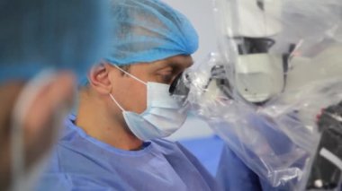 KYIV, UKRAINE - 25 Mayıs 2022: Nörocerrah ventrikül-peritoneal shunting yapar. Şant tıbbi kondüktörü. Ventrikül-periton ameliyatı. Şant rehberi ile yan yana. Editör görüntüsü.