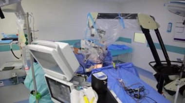 KYIV, UKRAINE - 25 Mayıs 2022: Nörocerrah ventrikül-peritoneal shunting yapar. Şant tıbbi kondüktörü. Ventrikül-periton ameliyatı. Şant rehberi ile yan yana. Editör görüntüsü.