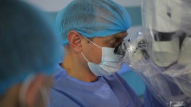 KYIV, UKRAINE - 25 Mayıs 2022: Nörocerrah ventrikül-peritoneal shunting yapar. Şant tıbbi kondüktörü. Ventrikül-periton ameliyatı. Şant rehberi ile yan yana. Editör görüntüsü.